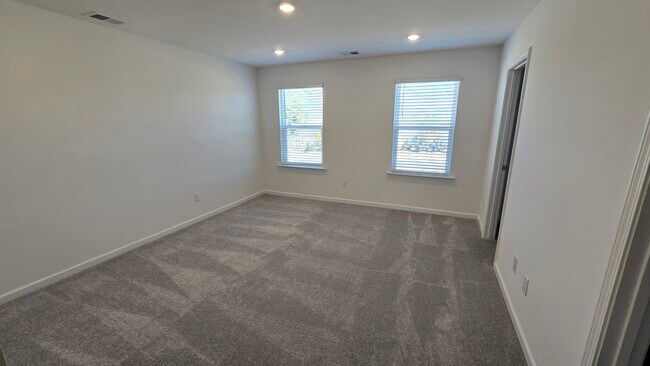 Building Photo - 209 Kenoot Dr