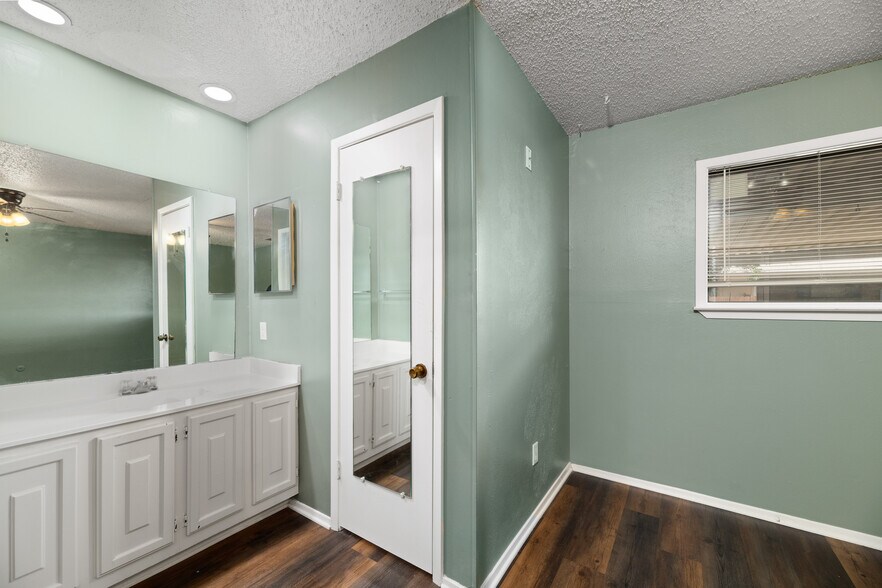 Building Photo - 9 E Mountain Creek Ct
