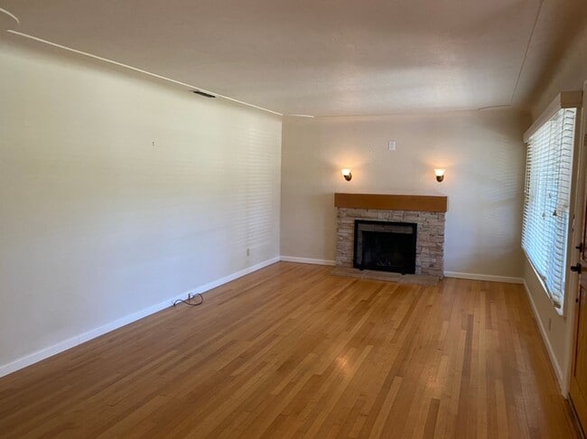 Building Photo - 2 bedroom bungalow in La Loma neighborhood!