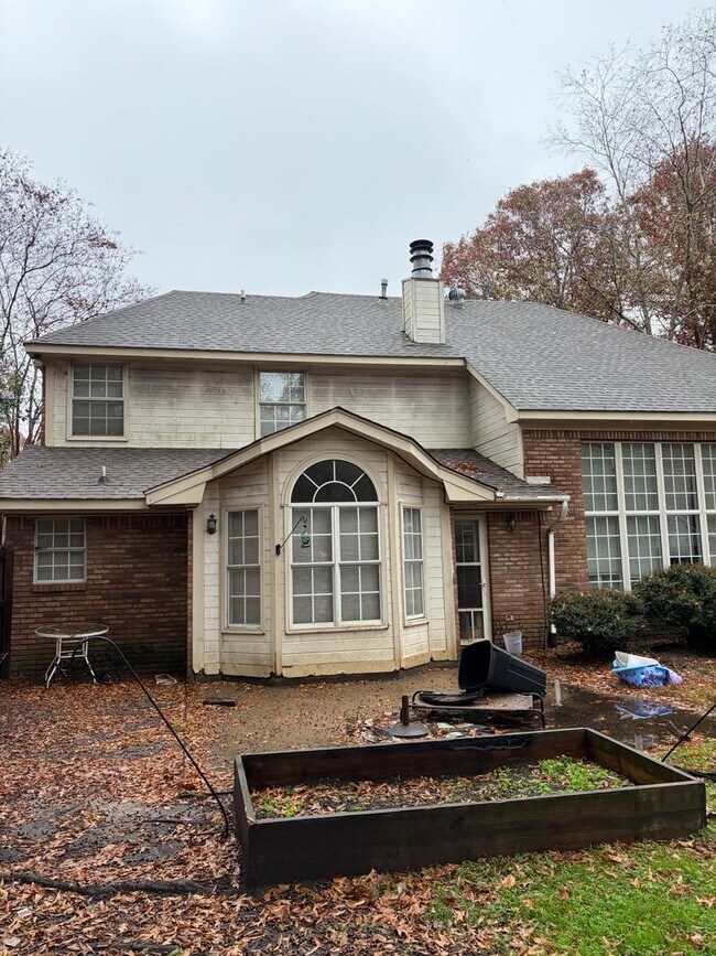 Building Photo - 2 story 3 bed/ 2.5 bath home