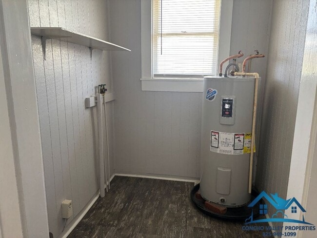 Building Photo - For Rent - 2 Bed/ 1 Bath Home