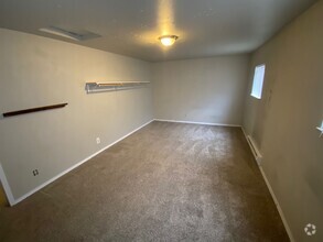 Building Photo - EN0229 Highland-2 unit-Guest + Main House