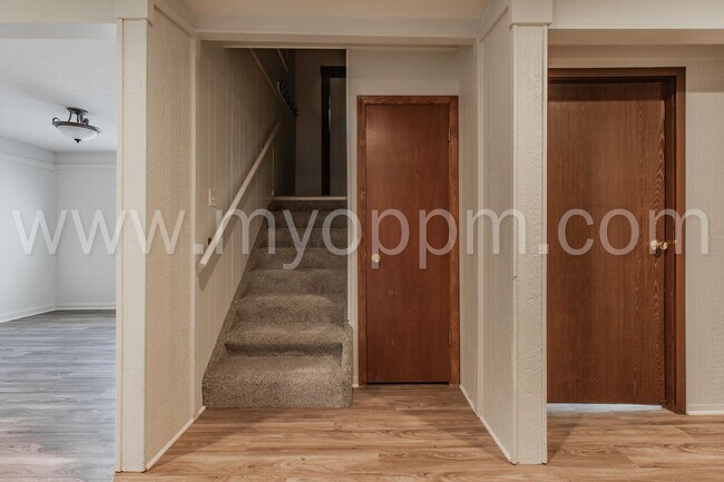 Building Photo - Spacious 3 Bedroom / 1 Bathroom Duplex | Gretna