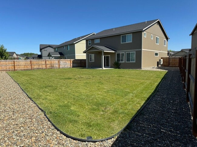 Building Photo - Newer, Spacious 5 Bedroom 3 Bed House!