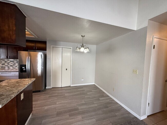 Building Photo - Moonstar &amp; Temescal Duplex