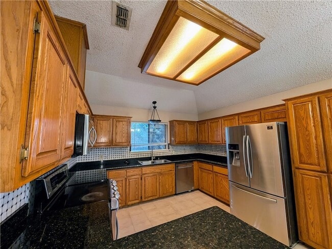 Building Photo - 14929 Red River Dr