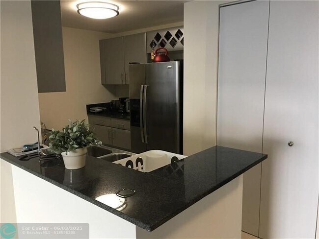 Building Photo - 1861 NW S River Dr