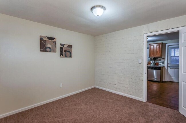 Building Photo - Eclectic 3 Bedroom 1 Bathroom with 2 Offices/Hobby Room