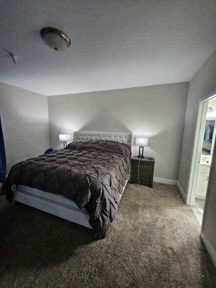 Building Photo - 230 Plaza Gardens Ct