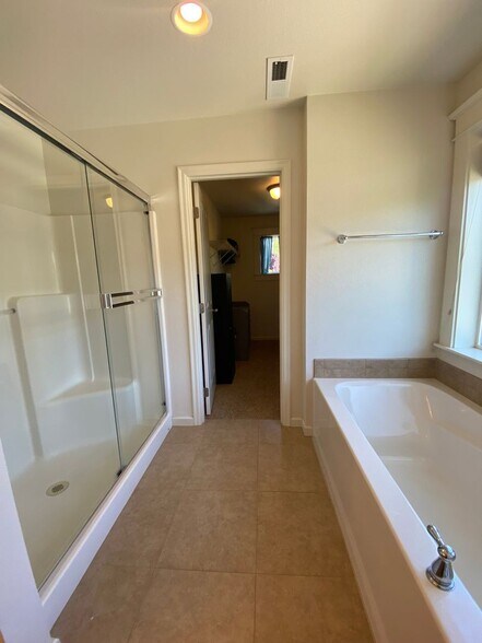 Building Photo - 3607 Hoodview Dr