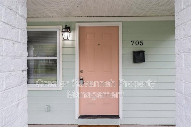 Building Photo - 705 W 47th St