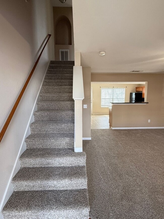 Building Photo - Roommate friendly floorplan minutes from downtown