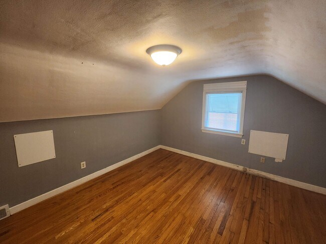 Bedroom - 1070 S Coldbrook Ave