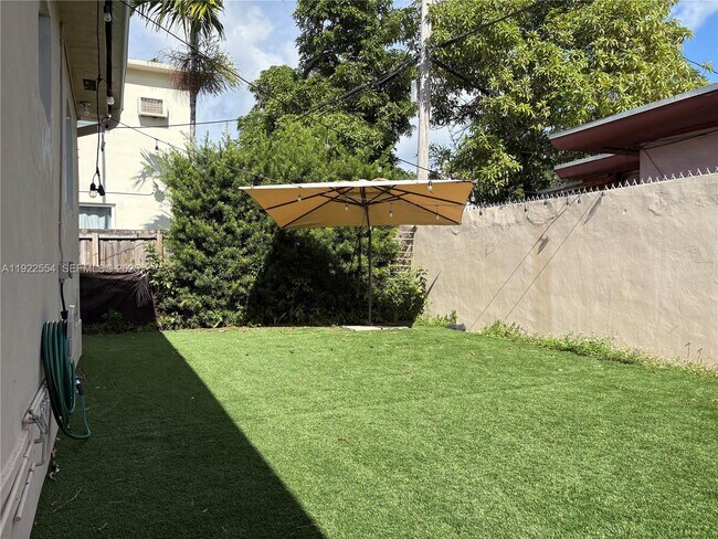 Building Photo - 527 SW 9th Ave