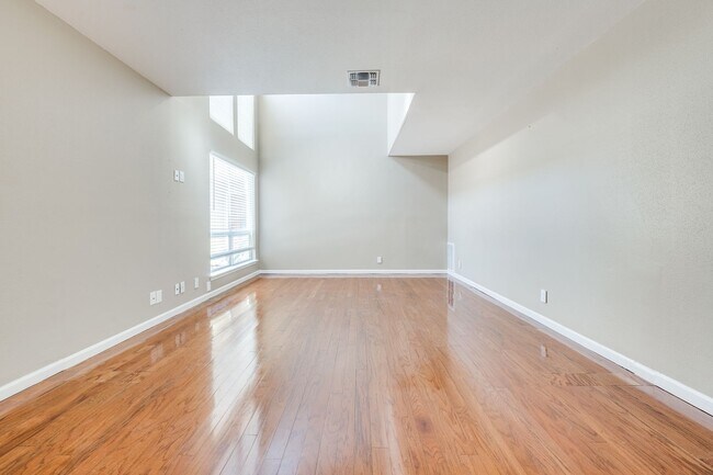 Building Photo - UPDATED 2-BEDROOM TOWNHOME IN MIDTOWN