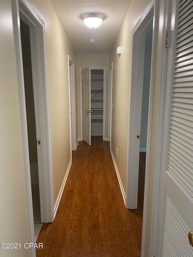 Building Photo - 610 E Pine Forest Dr