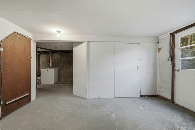 Building Photo - 35 Yennicock Ave