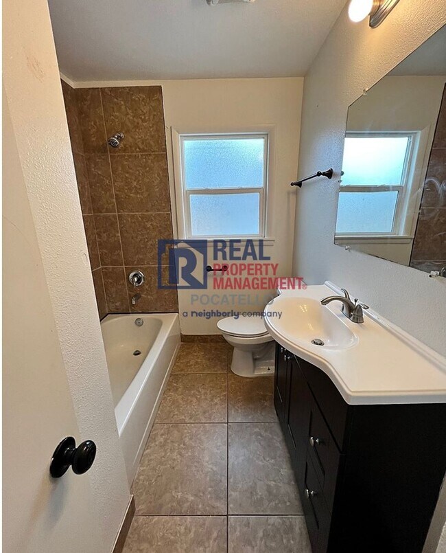 Building Photo - 4 bedroom 2 bath - 1 Car Detached Garage - Small dog negotiable