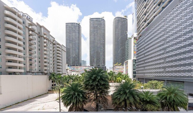 Building Photo - 1100S S Miami Ave