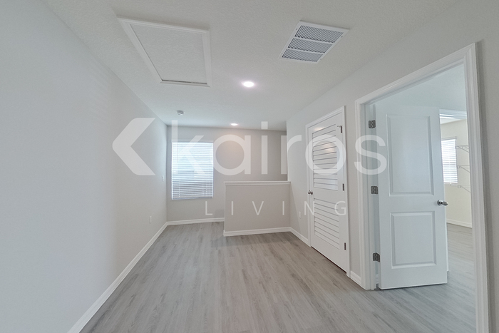 Building Photo - 8676 SW 43rd Ter