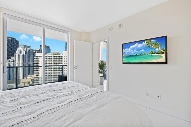 Building Photo - 1300 Brickell Bay Dr