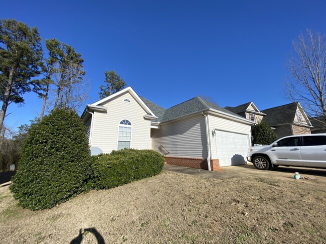 Building Photo - 208 Summergrass Dr