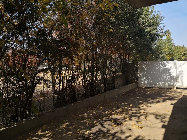 Building Photo - 1250 E Shaw Ave