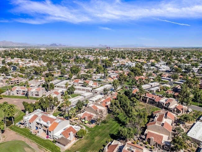 Building Photo - 7340 N Vía Camello Del Norte