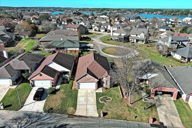 Building Photo - 108 Cove Cir