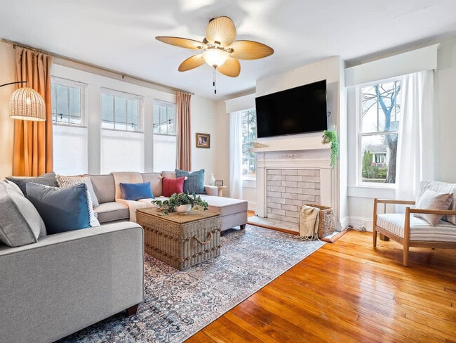 Building Photo - 2ND East Dr