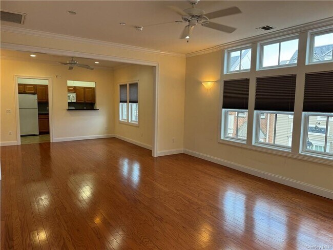 Building Photo - 400 Main St