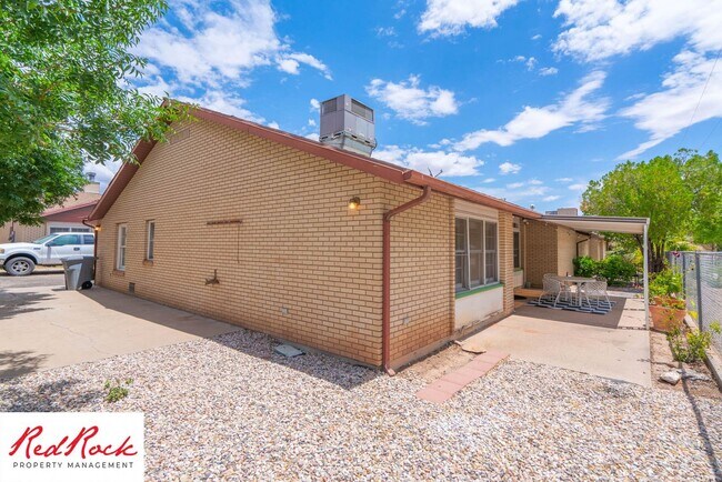 Building Photo - 3 Bedroom End Unit Home in Downtown St. Ge...