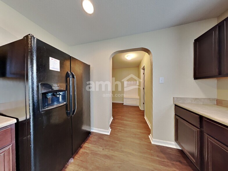 Building Photo - 1622 Carriage Cir