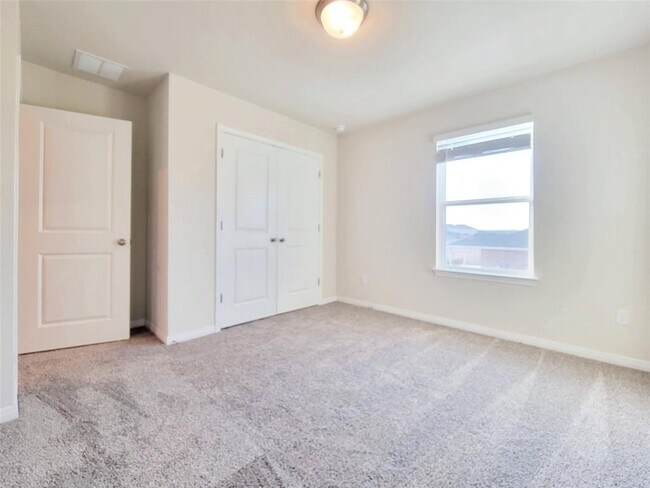 Building Photo - 120 Longmount Cv