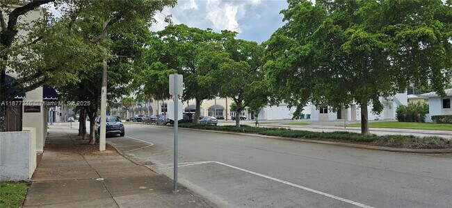 Building Photo - 3915 Ponce de Leon Blvd
