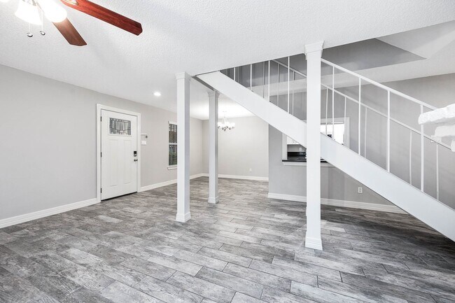 Building Photo - 5528 Beverly Hill St
