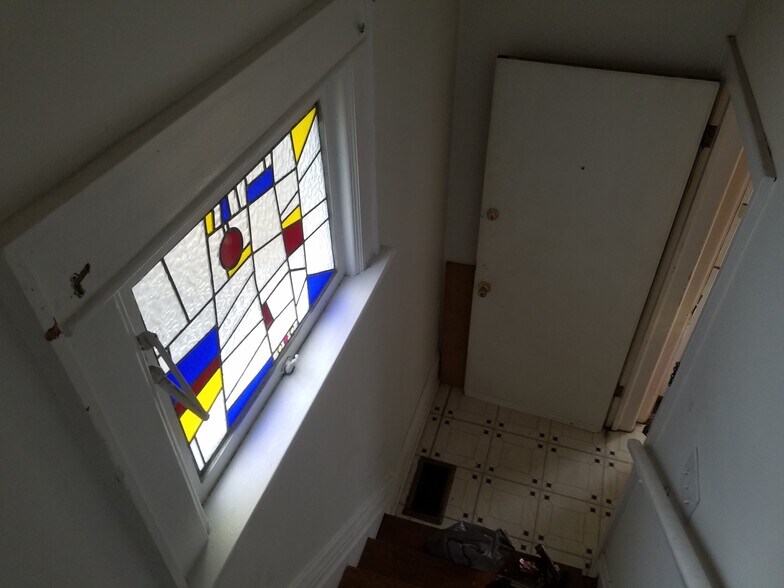 enrty stairs - 2535 Summit Street