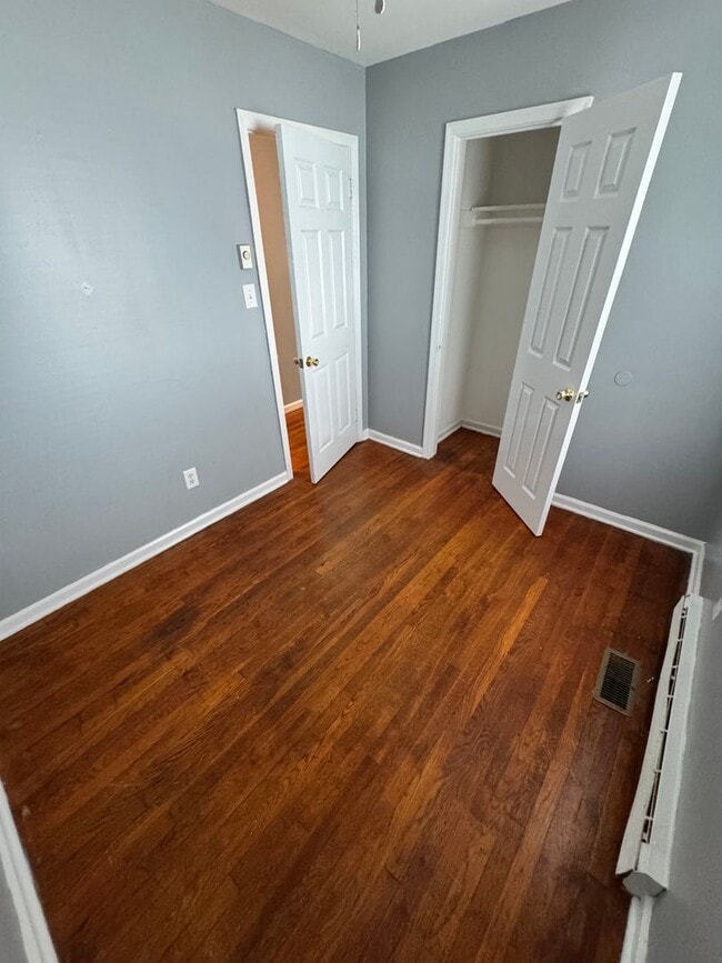 Building Photo - 3 bedroom house on quiet dead end! All ele...