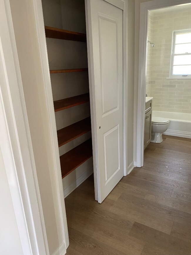 Building Photo - 664 N Walnut St