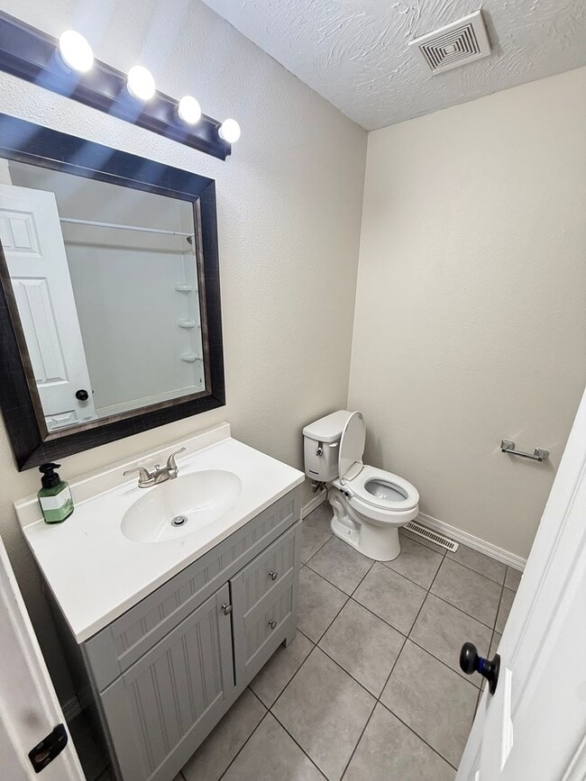 Building Photo - 4 Bed 2 Bath Springfield, MO