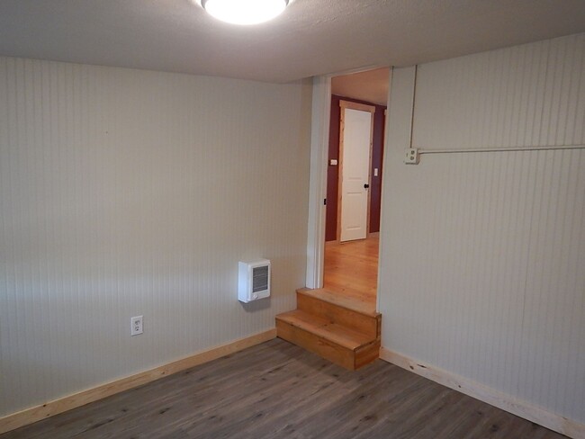 Building Photo - 3 Bedroom, 1 Bathroom Less Than A Block Fr...