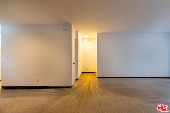 Building Photo - 833 Moraga Dr