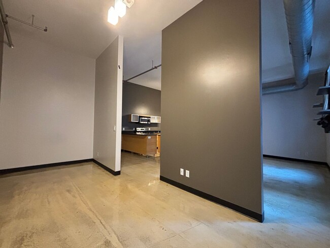 Building Photo - Spectacular Spacious Studio Condo in Downt...