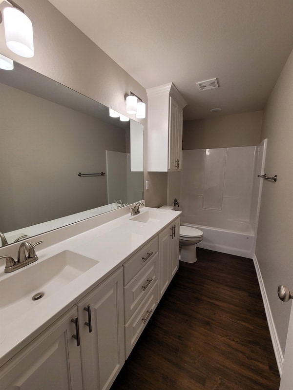 Building Photo - 19866 Meadow W Ln