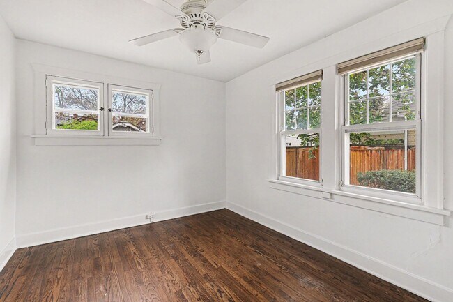 Building Photo - Available NOW! 3 Bedroom 2 Bath Beautiful Home in Denver!