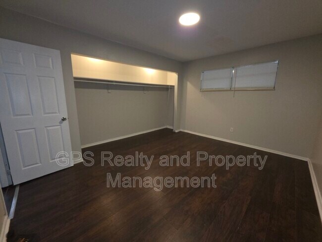 Building Photo - 843 Grove Ave