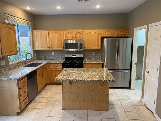 Building Photo - Gorgeous home close to Lake Sahara!