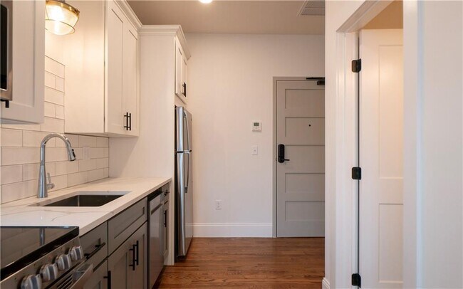 Building Photo - 15 Cranston Ave