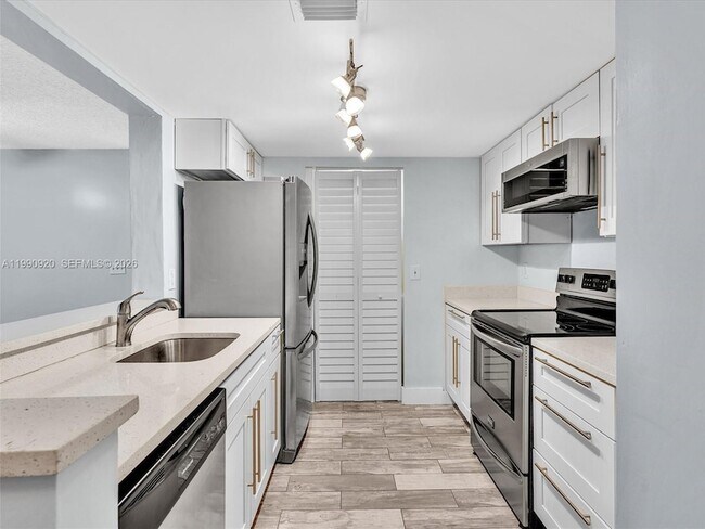 Building Photo - 9777 Westview Dr