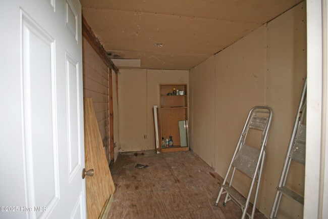 Building Photo - 303 Putnam Dr